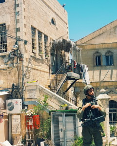 IDF Soldier guarding the border in Hebron | TheBlogAbroad.com